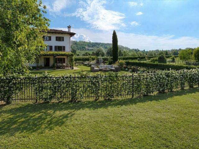 Villetta bifamiliare in vendita di 210 m² in Strada di Prepotto, 26