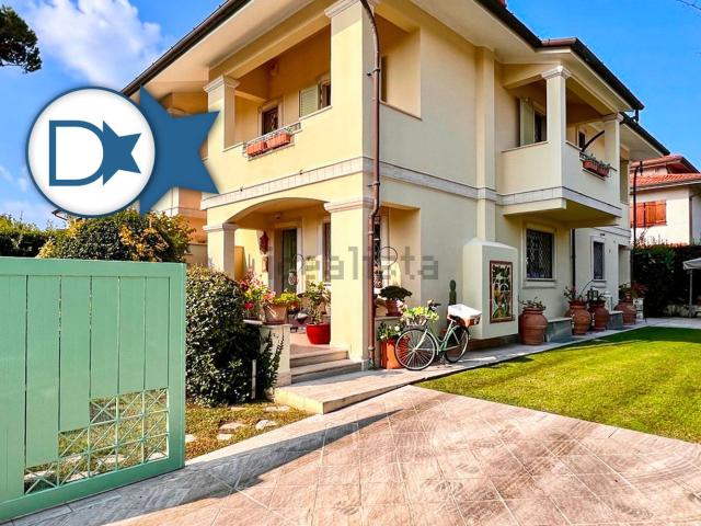 Villetta bifamiliare in vendita di 210 m² in Via Trento, 54