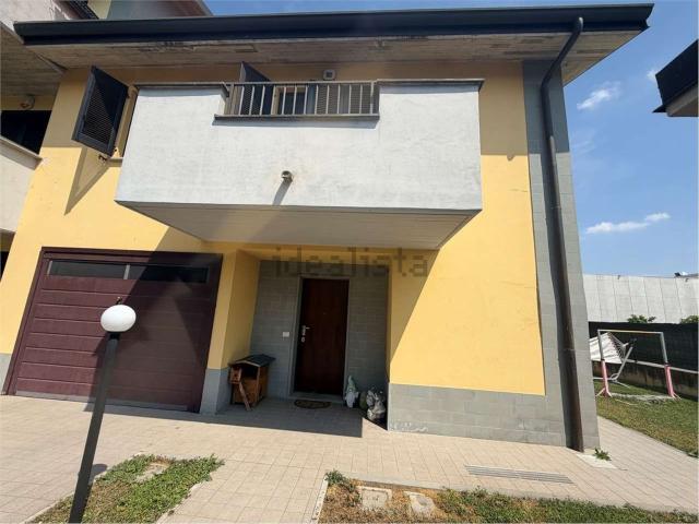 Villetta bifamiliare in vendita di 210 m² in Via Walter Tobagi, 21
