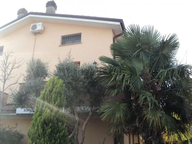 Villetta bifamiliare in vendita di 210 m² in Via Appiano Guidi