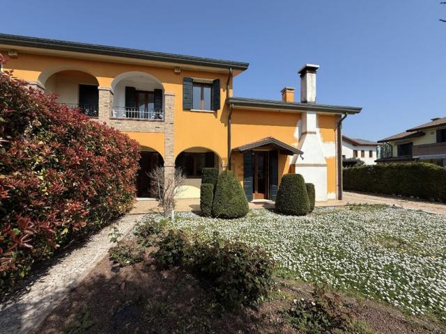Villetta bifamiliare in vendita di 210 m² in Via Arnaldo Abate