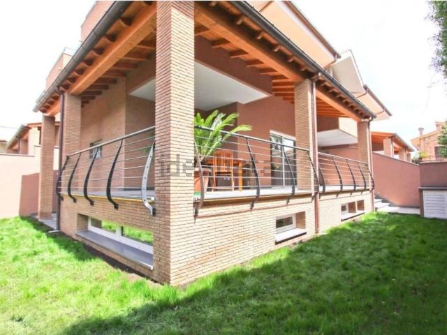 Villetta bifamiliare in vendita di 210 m² in Via Atimeto