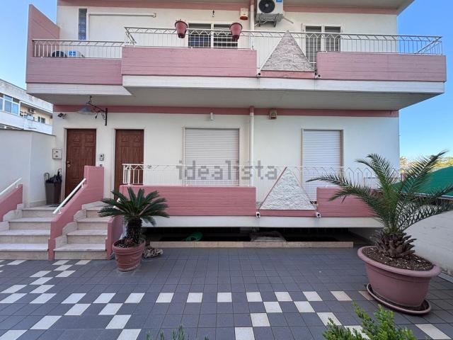 Villetta bifamiliare in vendita di 210 m² in Via Bari, 4