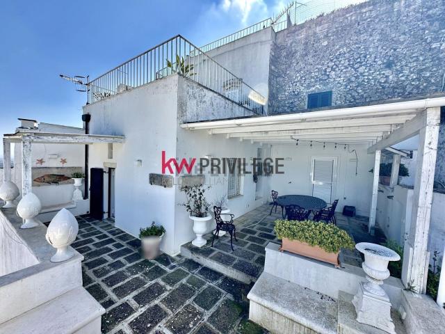Villetta bifamiliare in vendita di 210 m² in Via Clemente Leonardo, 86