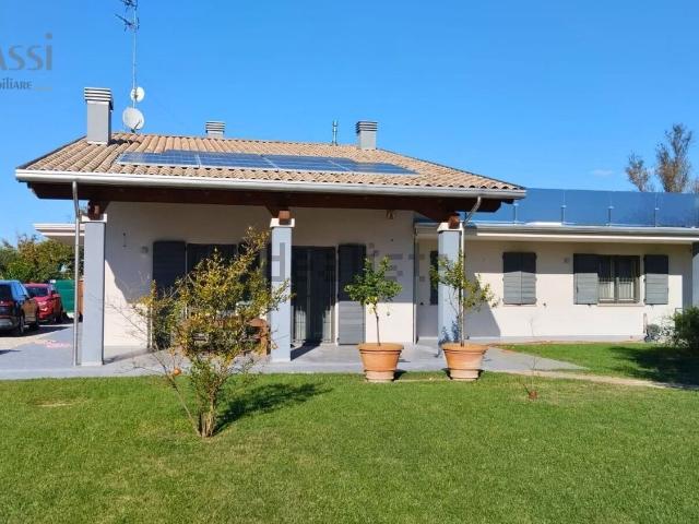 Villetta bifamiliare in vendita di 210 m² in Via dei Martiri, 53
