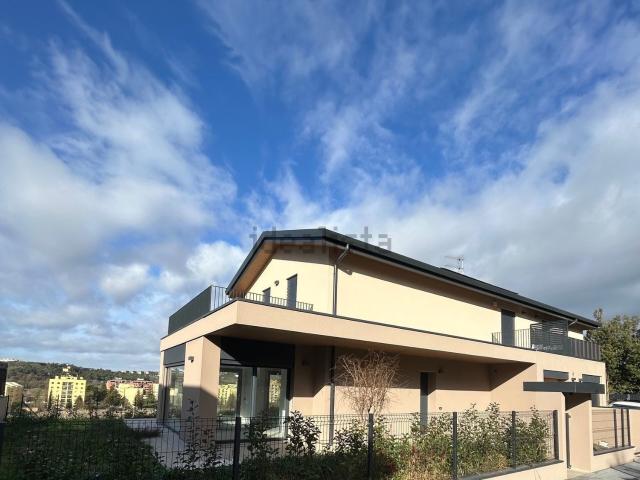 Villetta bifamiliare in vendita di 210 m² in Via del Lucumone