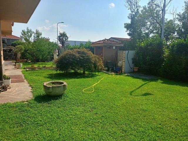 Villetta bifamiliare in vendita di 210 m² in Via della Valle