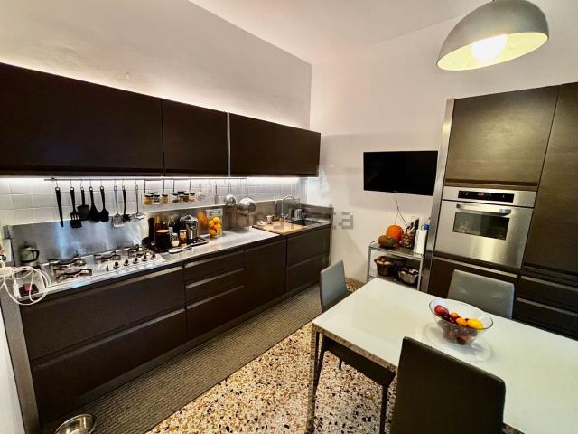 Villetta bifamiliare in vendita di 210 m² in Via Fortunato Venanzio, 50