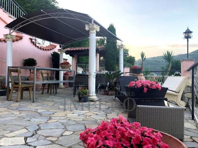 Villetta bifamiliare in vendita di 210 m² in Via Gallardi, 122