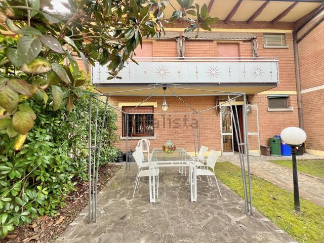Villetta bifamiliare in vendita di 210 m² in Via Giacomo Leopardi, 9