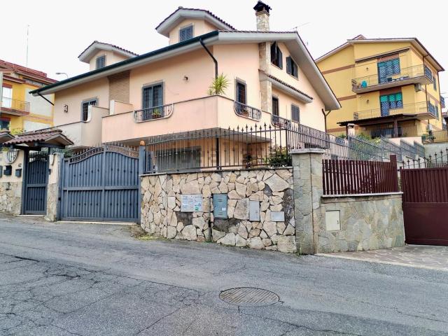 Villetta bifamiliare in vendita di 210 m² in Via Monte Circeo