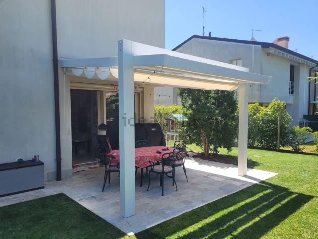 Villetta bifamiliare in vendita di 210 m² in Via Moretti