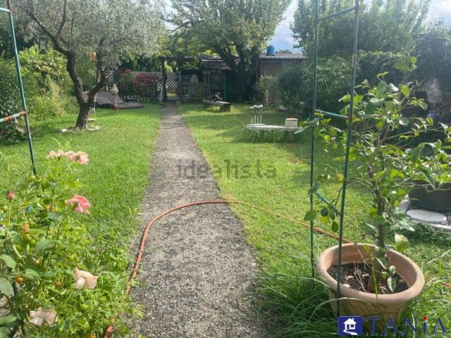 Villetta bifamiliare in vendita di 210 m² in Via Provinciale Avenza Sarzana, 1