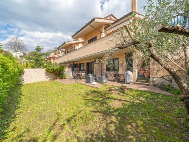 Villetta bifamiliare in vendita di 210 m² in Via Quartarella, 11
