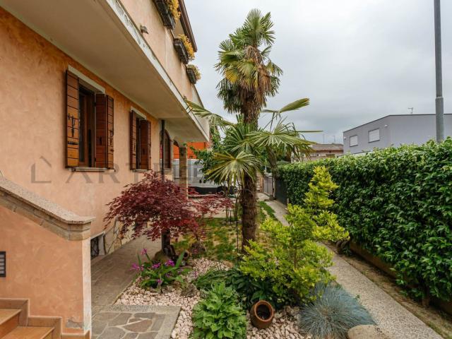 Villetta bifamiliare in vendita di 210 m² in Via Roma, 1