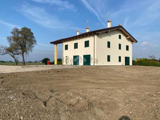 Villetta bifamiliare in vendita di 210 m² in Via San Donato, 205