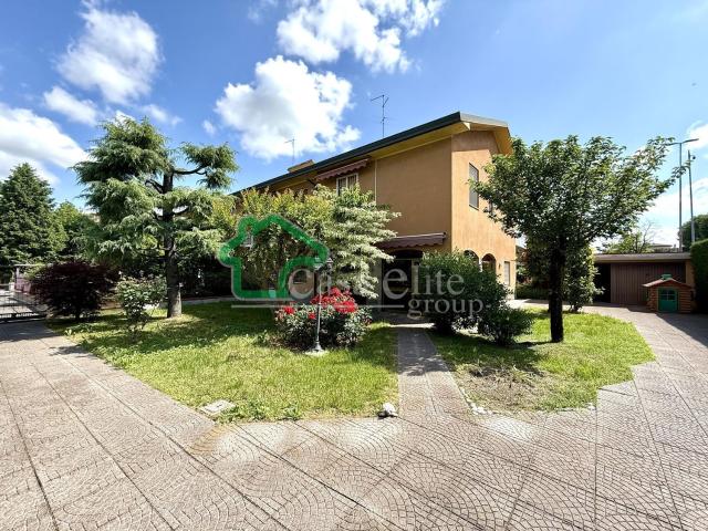 Villetta bifamiliare in vendita di 210 m² in Viale Alcide De Gasperi