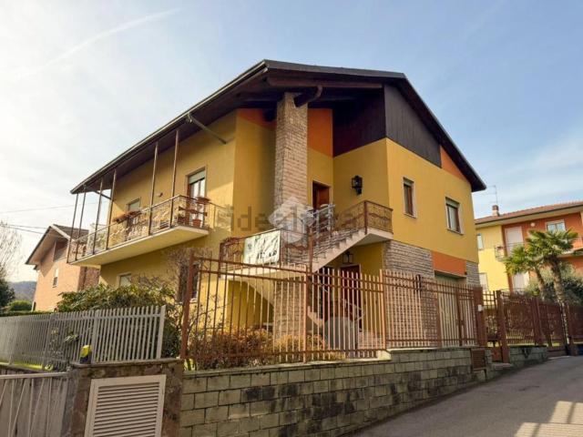 Villetta bifamiliare in vendita di 211 m² in Via Alcide De Gasperi, 5