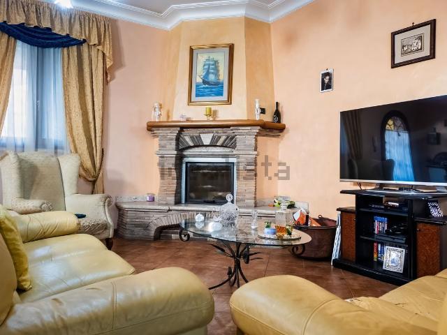 Villetta bifamiliare in vendita di 212 m² in Via Annibaldi Riccardello, 6
