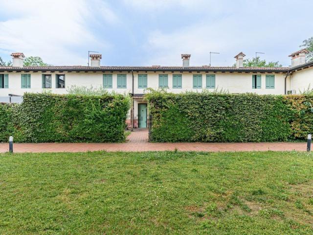 Villetta bifamiliare in vendita di 212 m² in Via dei Laghi, 215