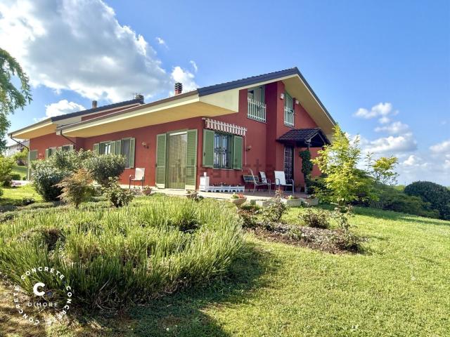 Villetta bifamiliare in vendita di 217 m² in Strada Valfenera, 25