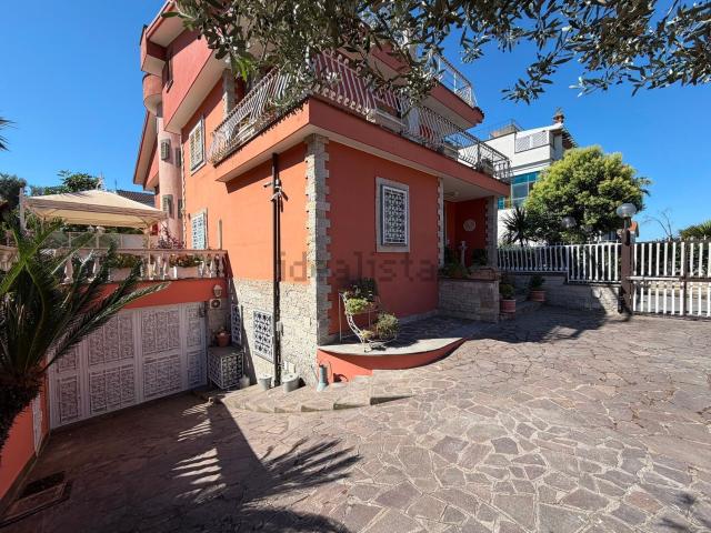 Villetta bifamiliare in vendita di 217 m² in Via del Pino