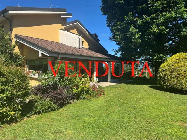 Villetta bifamiliare in vendita di 217 m² in Via delle Azalee, 3