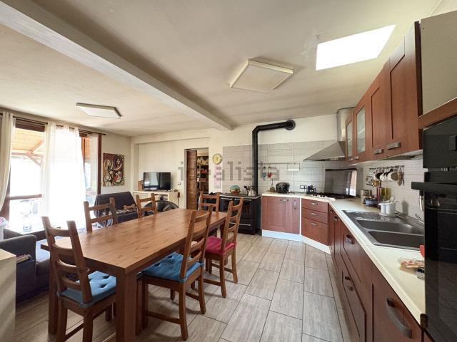 Villetta bifamiliare in vendita di 217 m² in Via Fratelli Rosselli, 461