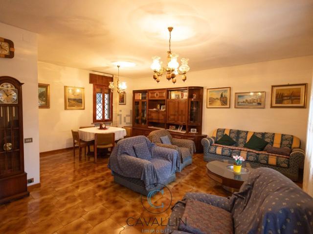 Villetta bifamiliare in vendita di 217 m² in Via Montello