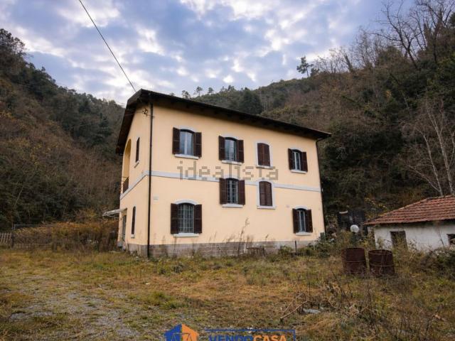 Villetta bifamiliare in vendita di 217 m² in Via Santuario, 77