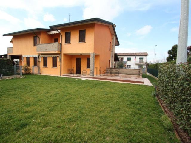 Villetta bifamiliare in vendita di 217 m²