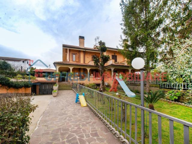 Villetta bifamiliare in vendita di 215 m² in Piazzale Pietro Nenni