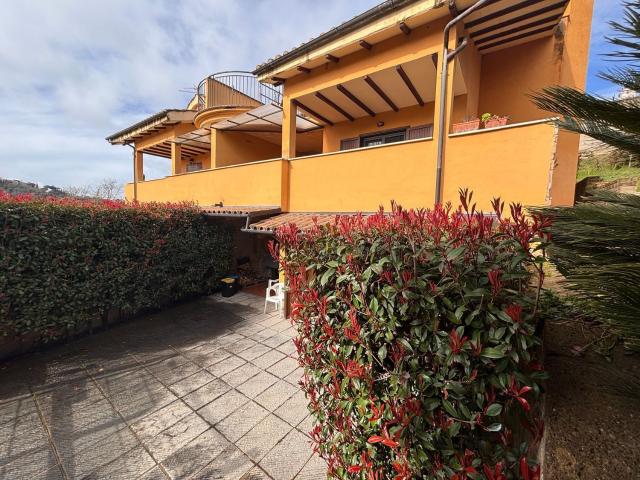 Villetta bifamiliare in vendita di 215 m² in Strada X strada
