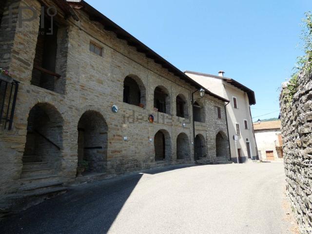 Villetta bifamiliare in vendita di 215 m² in Via Aivero, 5