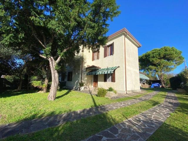 Villetta bifamiliare in vendita di 215 m² in Via Atheste, 17