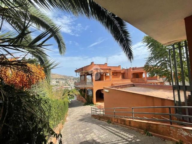 Villetta bifamiliare in vendita di 215 m² in Via Bronte, 26