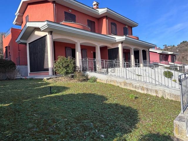 Villetta bifamiliare in vendita di 215 m² in Via Donatori del Sangue, 58