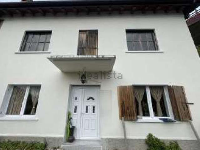 Villetta bifamiliare in vendita di 215 m² in Via Fadalto Alto