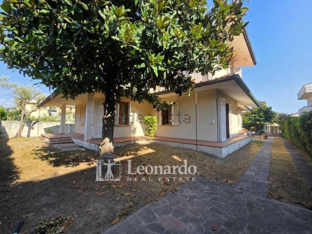 Villetta bifamiliare in vendita di 215 m² in Via Gotica