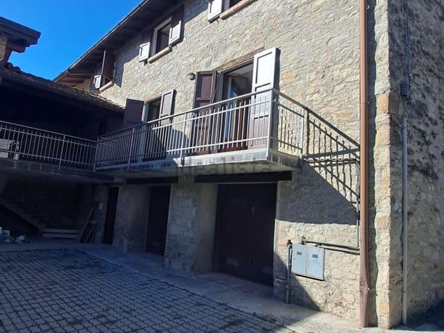 Villetta bifamiliare in vendita di 215 m² in Via Monte Valestra