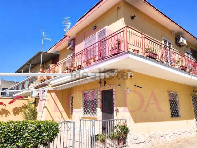 Villetta bifamiliare in vendita di 215 m² in Via Novara