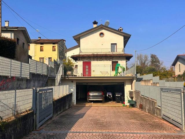 Villetta bifamiliare in vendita di 215 m² in Via Ortolani, 20