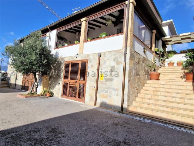 Villetta bifamiliare in vendita di 215 m² in Via Parigi