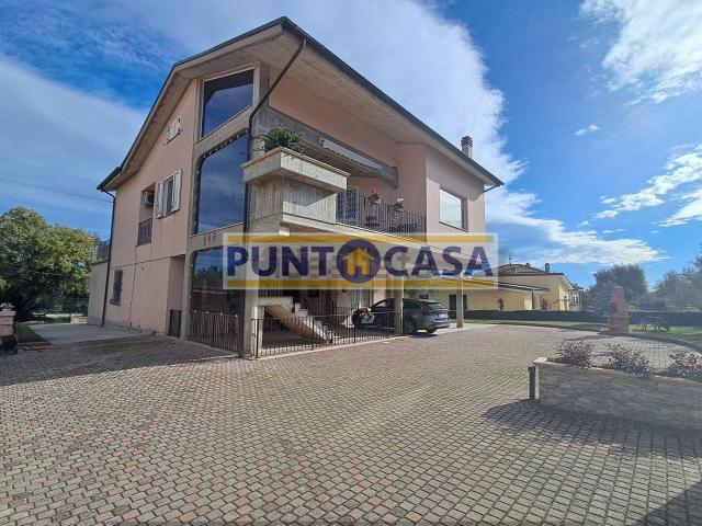 Villetta bifamiliare in vendita di 215 m² in Via Roma, 49