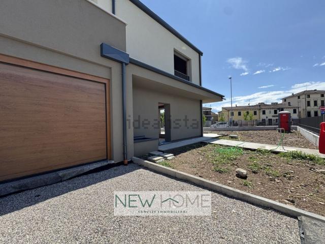 Villetta bifamiliare in vendita di 215 m² in Via San Giovanni Lupatoto