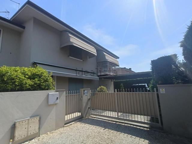 Villetta bifamiliare in vendita di 216 m² in Via R. Sandrini, 11