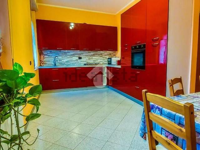 Villetta bifamiliare in vendita di 216 m² in Via Roma, 49