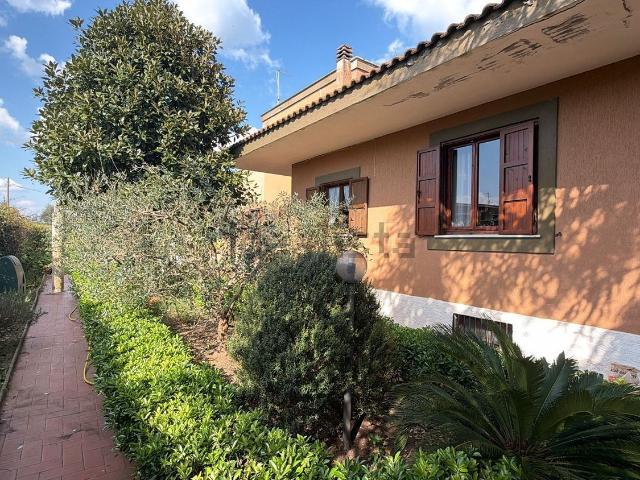 Villetta bifamiliare in vendita di 216 m² in Via Romentino
