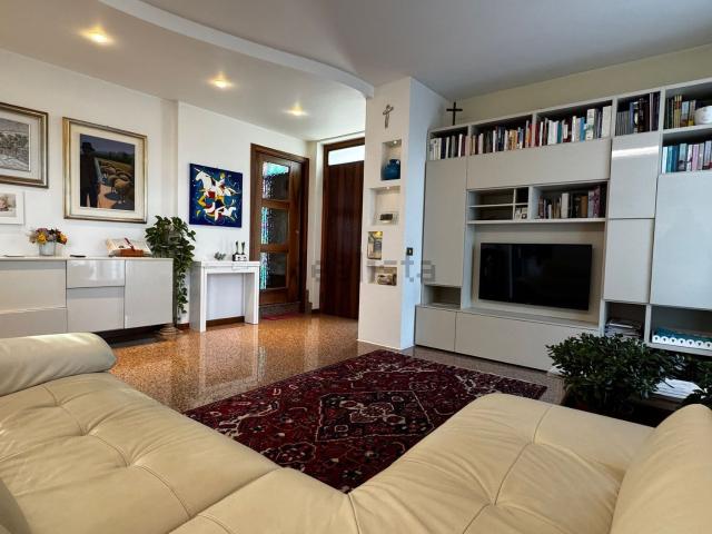 Villetta bifamiliare in vendita di 218 m² in Via Alcide De Gasperi