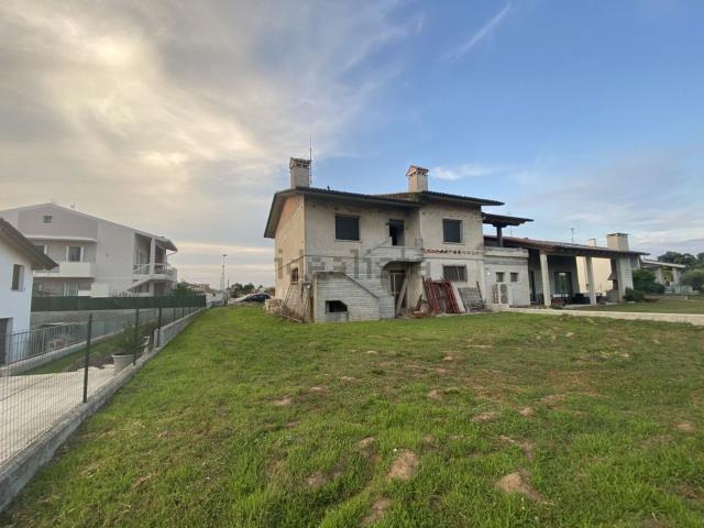 Villetta bifamiliare in vendita di 218 m² in Via Colonnello Rossi